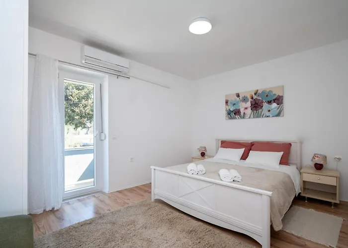 Family Friendly House With A Parking Space Sukosan, Zadar - 6123 Ferienhaus