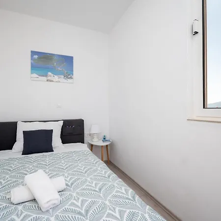 Family-friendly House With Hot Tub Sukosan, Zadar - 6123 Feriehus