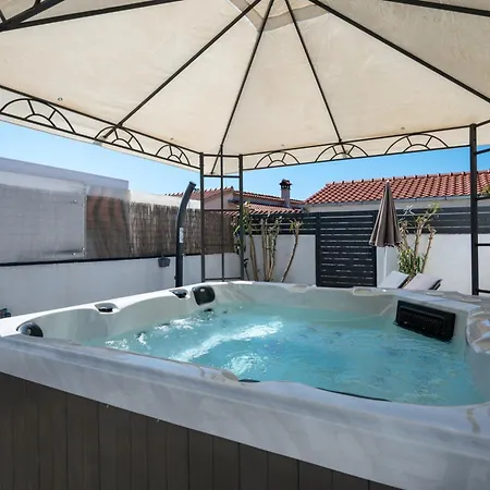 Feriehus Family-friendly House With Hot Tub Sukosan, Zadar - 6123
